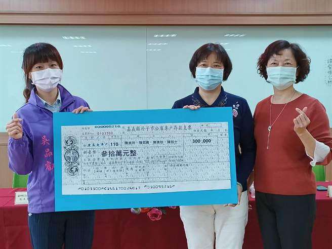 朴子市长吴品叡（左）感谢他们兄弟姊妹的爱心。（张毓翎摄）