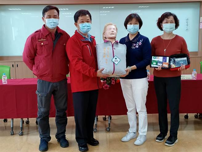朴子消防分队长蔡绍文（左一）、嘉义县消防局第一大队长谢荣展（左二）感谢他们兄弟姊妹的爱心。（张毓翎摄）