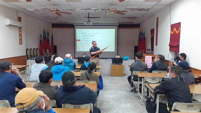 吉安警分局今上午邀集辖区内的合法猎枪使用者，开班授课讲习用枪安全。（吉安警分局提供／罗亦晽花莲传真）