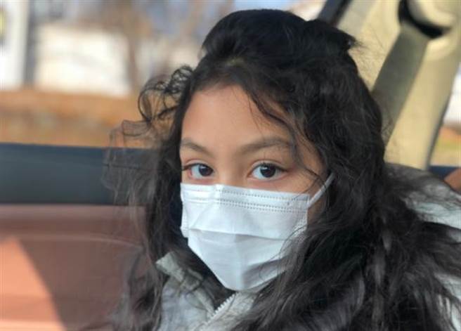 霓娜戴着口罩，露出一双清澈大眼。(图/翻摄自安娜微博)