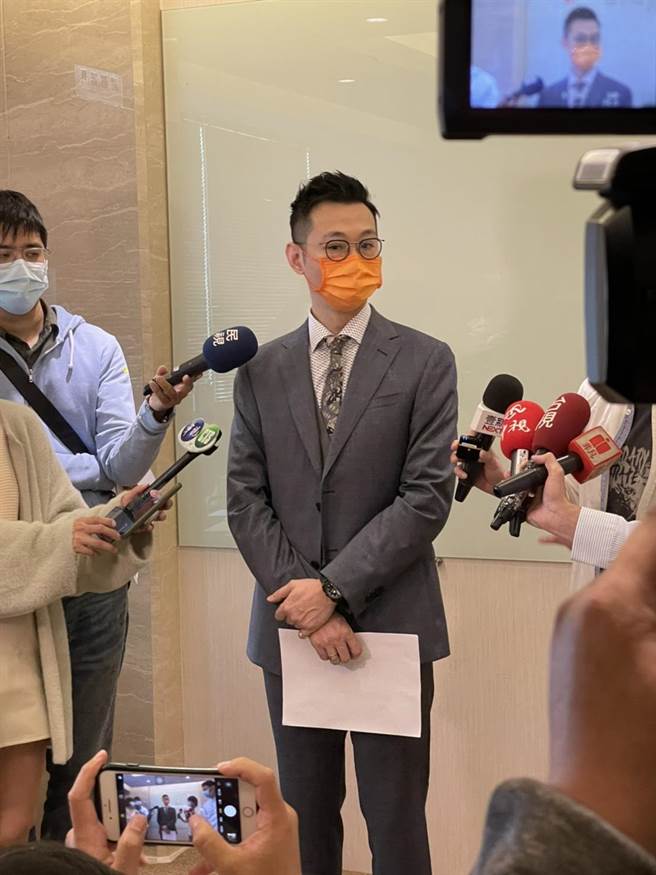 律師李岳洋代表呂世明表示，將向欣隆公司及負責人提告求償。（林郁平攝）