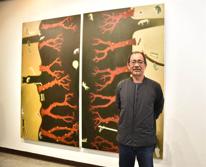 画家苏旺伸首度在高雄展出个展，背后是他的作品《行道树》。（林瑞益摄）