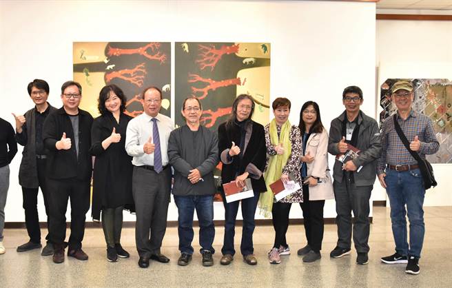 画家苏旺伸（左五）26日在正修科大举行「漫游－苏旺伸创作展」，来自各地的友人齐聚一堂。（林瑞益摄）