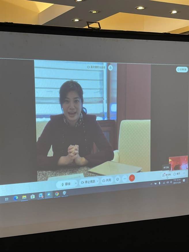 新光金控總經理吳欣儒以視訊方式跟媒體拜年。圖／彭禎伶攝