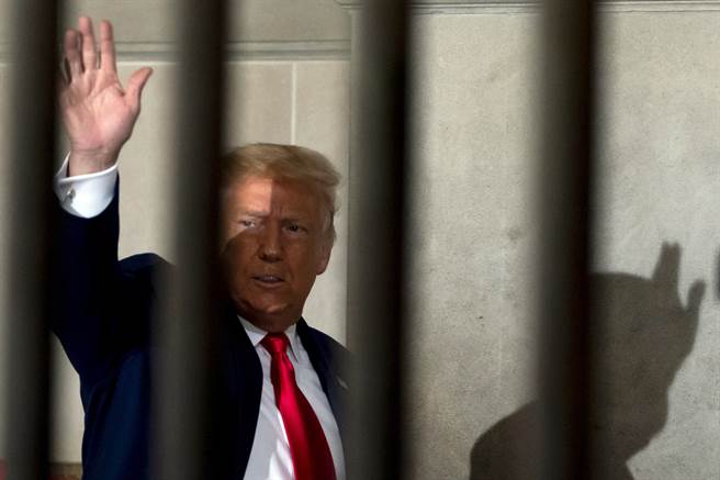 川普周一（25日）于佛州棕榈滩县成立办公室「前总统办公室」，未来将会在此安排川普的记者会与公开声明。（美联社）