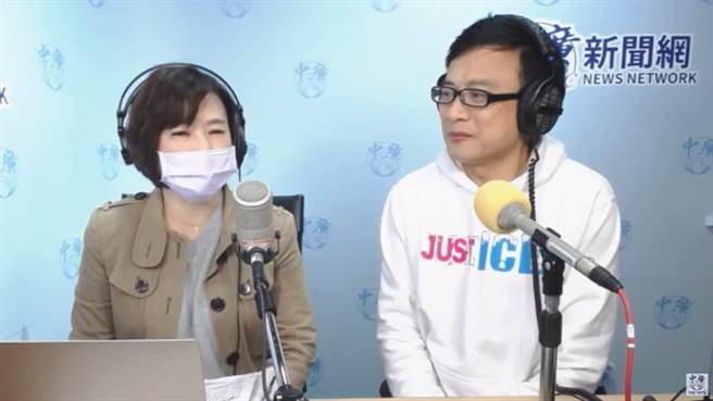 媒体人彭文正（右）好奇，到底台湾疫苗在哪？还在乔回扣吗？（图／摘自千秋万事YouTube）