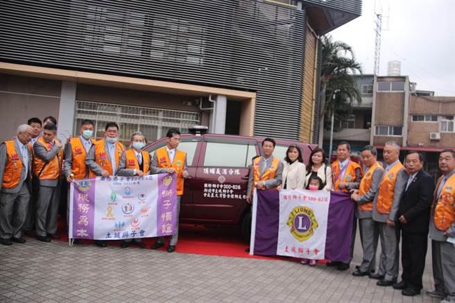 土城獅子會長期投入社會公益，近日捐贈一輛災情勘查車給消防局頂埔分隊，希望提升警消救災效能。（圖由消防局提供）