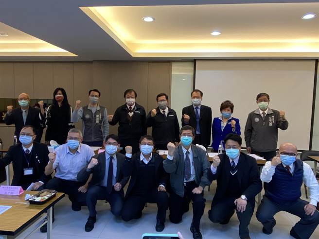 鄭文燦力挺醫護，宣布確診發10萬、居隔發3萬。(蔡依珍攝)