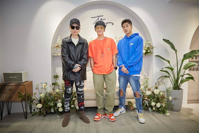 呂思緯(中)、蕭秉治、婁峻碩力挺化妝師好友新店開幕。（花心工作室提供）