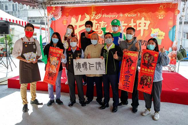 宜兰市公所今天说明2月6日「牛转乾坤」迎春活动，市长江聪渊（前排右三）表示，虽然因为疫情而缩小、简化规模，但盼能让乡亲感受到年节的气氛。（李忠一摄）
