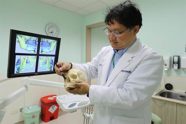 亚大医院口腔外科主治医师陈彦綦强调，齿颚手术配合牙齿矫正可解决患者戽斗歪脸问题。（林欣仪摄）