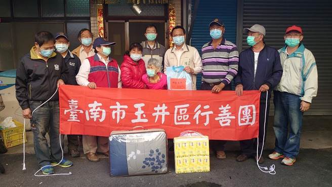 台南市玉井行善团26日拜访区内独老，赠送保暖棉被及营养物资。（台南市玉井区提供／刘秀芬台南传真）