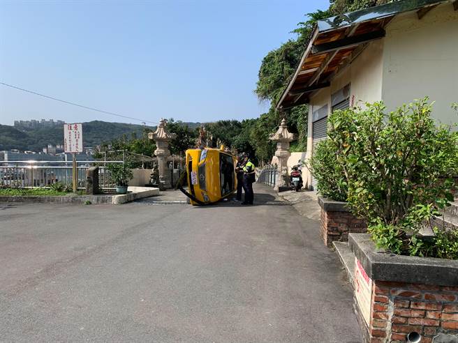 江姓男子行经忘忧谷度天宫妈祖庙停车场时，不慎撞上一旁护栏。（翻摄照片／陈彩玲基隆传真）