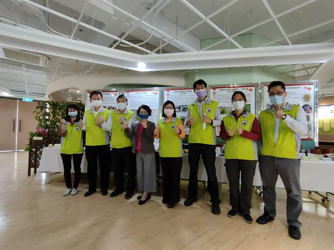 彰化为农业大县，许多农民仰赖农改场研究员，协助耕作、研发、技转等工作，行政院农委会台中区农业改良场，26日举办年终暨研发成果记者会。(吴建辉摄)