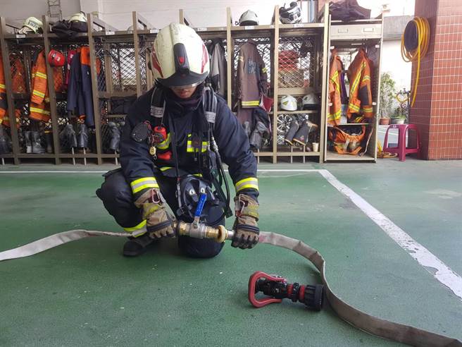 企业赠桃市消防局救灾装备提升救灾效能。（吕筱蝉摄）