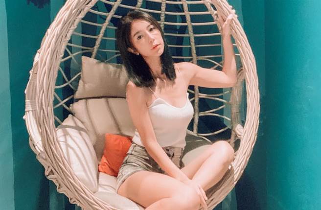 「小李毓芬」潘维亚痛揭童年时期父母失和，母亲想不开，还强拉她一起轻生。(翻摄自Via 潘维亚脸书)