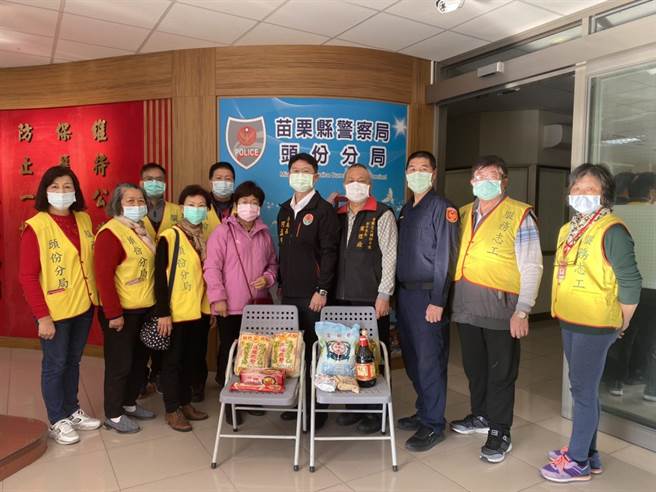 苗栗縣警察局頭份分局暨頭份警察志工中隊，因應農曆春節即將到來，26日關懷弱勢族群並致贈紅包、食品、日常用品。（警方提供／何冠嫻苗栗傳真）