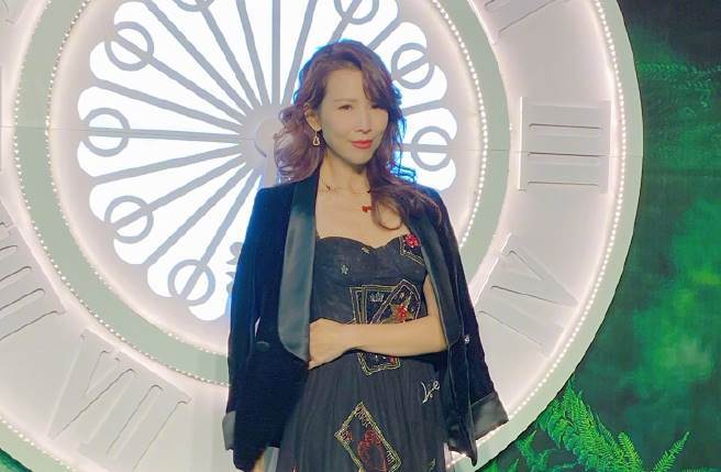 选美出身的蔡少芬保养有术，47岁的她是着名的美魔女。（图／取材自蔡少芬微博）