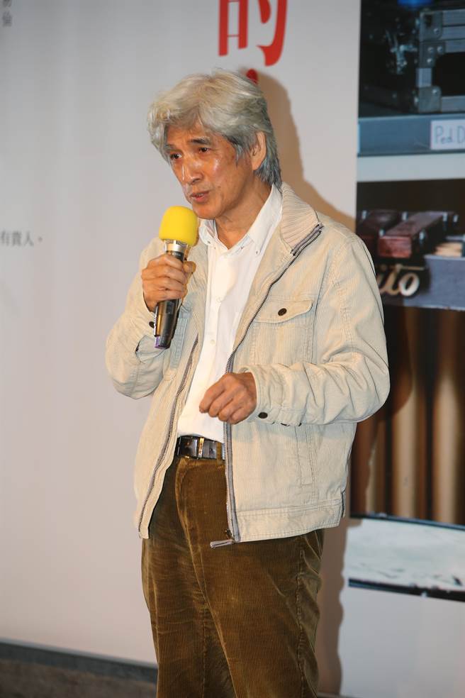 作家邱坤良（见图）和打击乐演奏家朱宗庆两人是老友、老同事，都曾当过北艺大校长，经常一起交流彼此对文化与教育的想法。（杜宜谙摄）