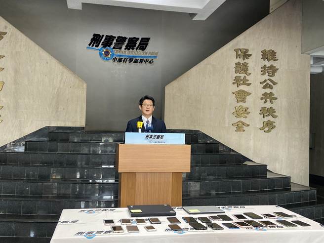 刑事局侦查第六大队第二队队长江嘉胜提醒民眾，金融帐户不可以随意贩卖及租用给他人使用，避免落入诈骗集团用来洗钱。（卢金足摄）