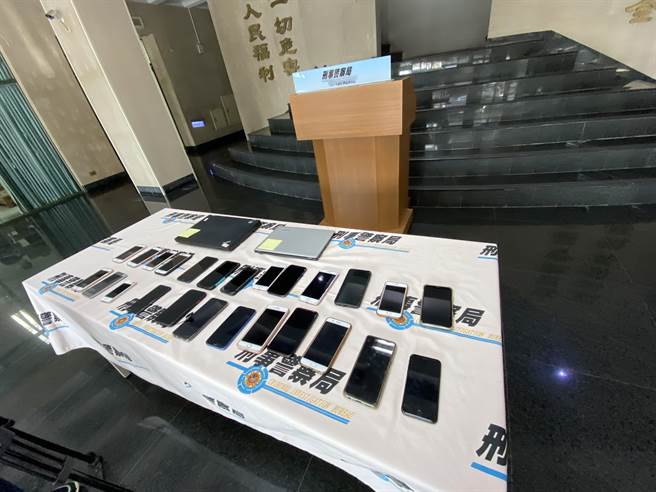 警方查获赃证物：金融帐户、金融卡、手机、收购名册、帐册等犯罪证物。（卢金足摄）