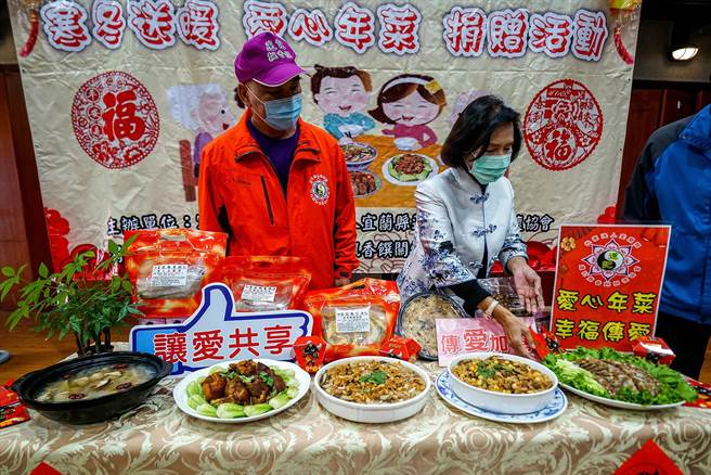 莲记飘香馔关怀协会理事长游镇弦（左）介绍爱心年菜的菜色，宜兰县长林姿妙（右）感谢协会的善举，盼爱心年菜能让弱势感受到社会给予的温暖。（李忠一摄）