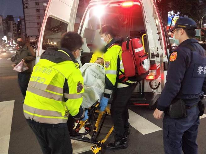 警方于救护车上陪同徐姓男子就医，并协助连繫家属到医院照护。（警方提供／陈世宗台中传真）