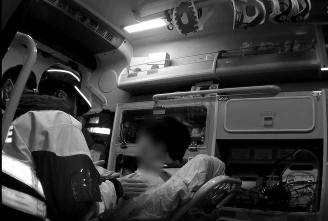 警方于救护车上陪同徐姓男子就医，并协助连繫家属到医院照护。（警方提供／陈世宗台中传真）
