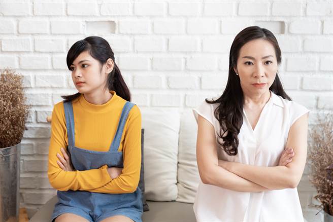 一名网友分享，身边亲戚因为没抢到防疫保单，而和另一名卖保险的亲戚闹翻，扬言以后不再见面。(达志影像/示意图非当事人)