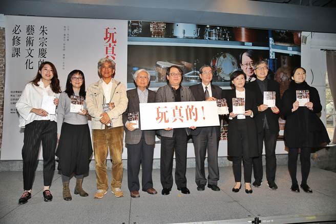 行政院文化獎得主朱宗慶（左五）表示，人生遇到挫折時，他總告訴自己，要停下來轉念，以喝一杯咖啡的時間，靜心面對眼前困難。（杜宜諳攝）