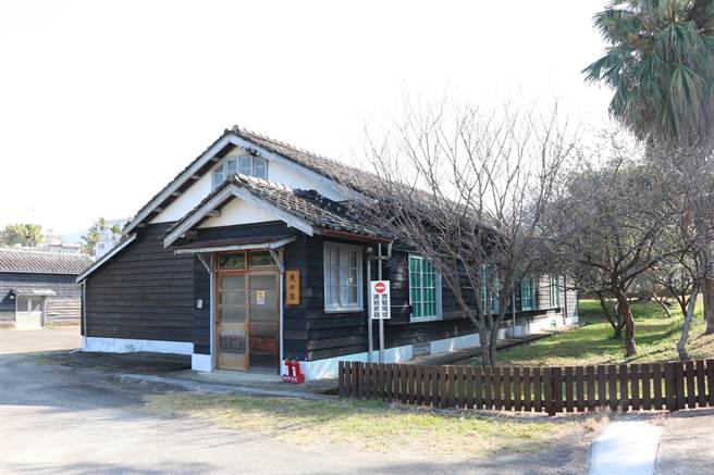 苗栗區農業改良場生物防治分場，活化園區內苗栗縣歷史建築「原大湖蠶業改良場建築群」，將老舊倉庫布置成最新研究成果展示室，開放機關團體預約參觀。（巫靜婷攝）