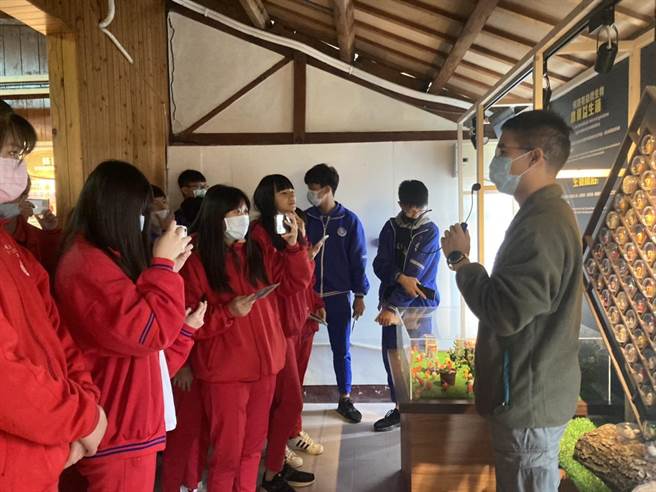 苗栗區農業改良場生物防治分場，活化園區內苗栗縣歷史建築「原大湖蠶業改良場建築群」，將老舊倉庫布置成最新研究成果展示室，為大湖鄉增添1處科普戶外教學場域。（苗栗區農改場生物防治分場提供／巫靜婷苗栗傳真）