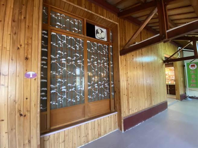 苗栗區農業改良場生物防治分場，活化園區內苗栗縣歷史建築「原大湖蠶業改良場建築群」，建物裡看得見修復後的日式門窗。（巫靜婷攝）