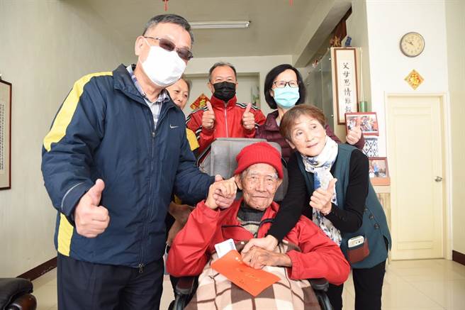 春节敬老，澎湖县政府发放5000元春节敬老平安礼金，慰问百岁人瑞。（陈可文摄）