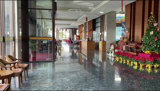 疫情延燒，連帶影響的大型活動相繼取消，也影響當地旅宿業。拚觀光還是拚防疫？各縣市都陷入兩難。圖為飯店大廳示意圖。（蔡旻妤攝）