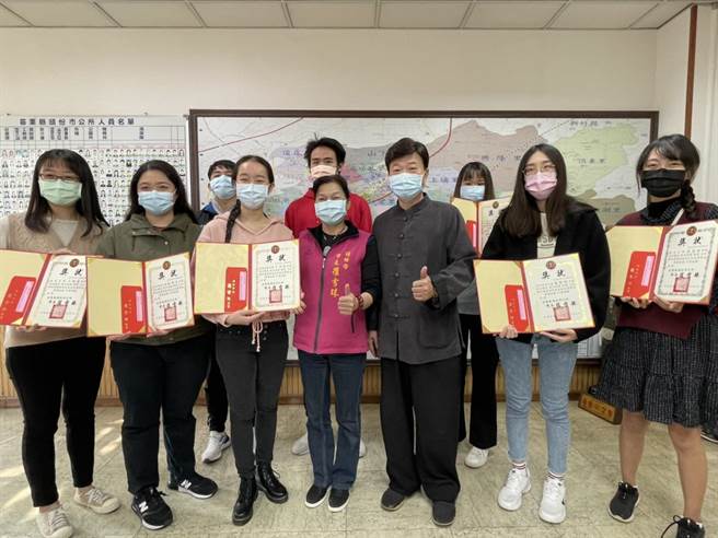 头份市长罗雪珠颁发赖清添先生纪念奖学金，26日表扬14位成绩品行优良学子，鼓励更多学子奋发向学。（头份市公所提供／何冠娴苗栗传真）
