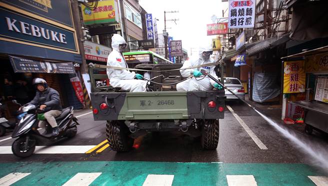陸軍化學兵26日前往八德區大湳市場，支援周邊環境消毒任務。（范揚光攝）