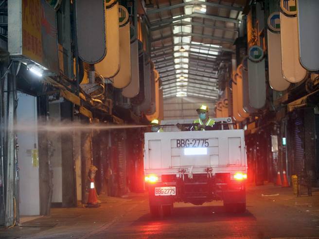 桃園市環保局人員26日前往八德區大湳市場，為周邊環境消毒。（范揚光攝）