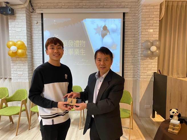 南开科技大学林炎成副校长颁发礼物。（南开科大提供／黄立杰南投传真）