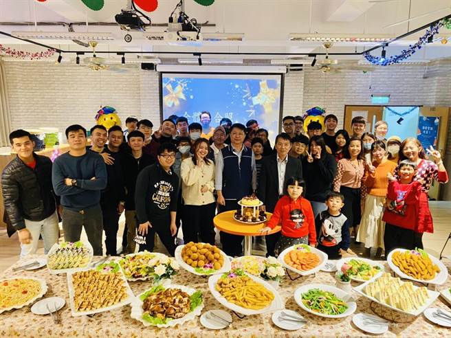 南开春季毕业生国际送旧晚宴，整场晚会欢乐气氛，除让所有外籍同学一解乡愁，也让即将毕业的国际生有一个难忘的回忆。（南开科大提供／黄立杰南投传真）