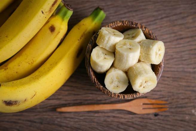 吃香蕉后喝水会拉肚子？食药署澄清此传言不实。（达志影像/shutterstock)