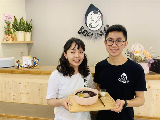 张琼文（左）和蔡昀轩夫妻，自创品牌卖甜品。（廖志晃摄）