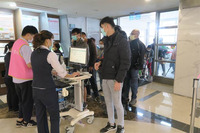 彰化縣政府26日將防疫措施升級，縣內31家醫院啟動門口查核管制，不管看、陪病都需要刷健保卡登記。(彰化醫院提供／吳建輝彰化傳真)