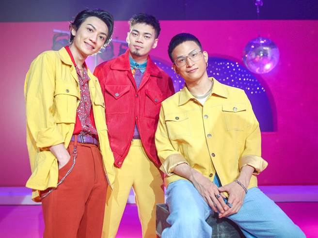 茄子蛋日前拍摄新歌MV，随着音乐快乐摇摆。（粘耿豪摄）