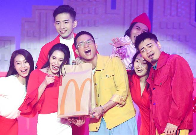 茄子蛋日前拍摄新歌MV，邀来眾人同框，气氛热闹。（粘耿豪摄）