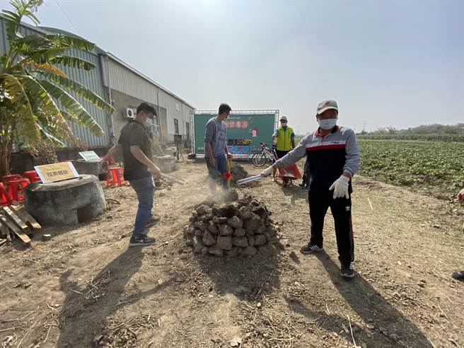「中洲乐农游」邀请大家来挖地瓜、控土窑。(曹婷婷摄)