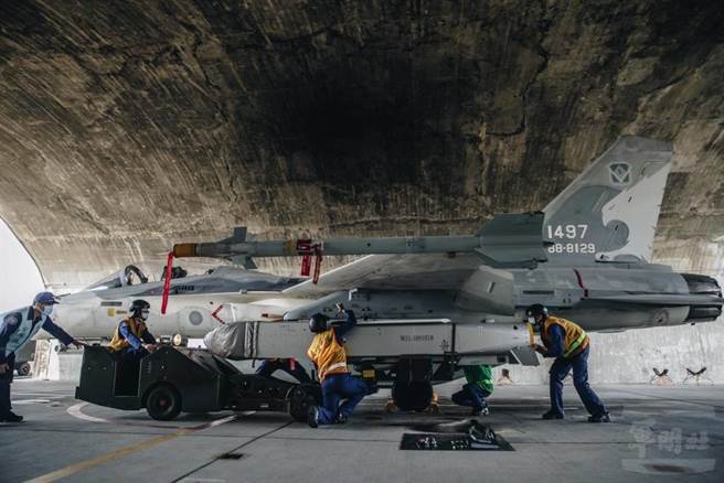 空军首度公开「万剑弹潜力装挂」科目。（军闻社提供）