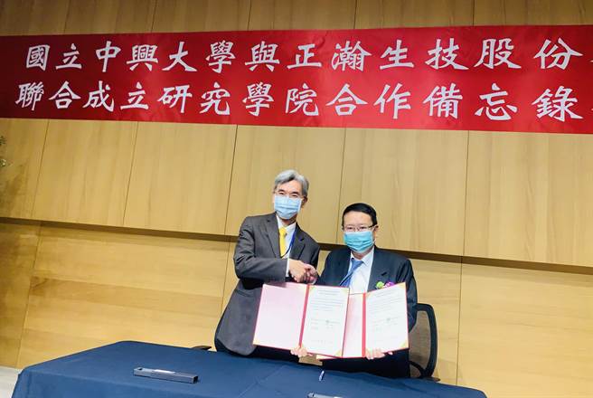 国立中兴大学校长薛富盛（左），与正瀚生技公司董事长吴正邦，合作筹设研究学院。（廖志晃摄）