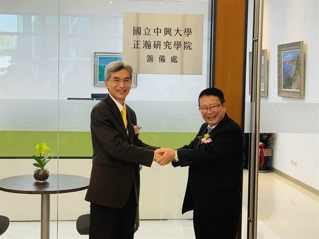 国立中兴大学校长薛富盛（左），与正瀚生技公司董事长吴正邦，合作筹设研究学院。（廖志晃摄）