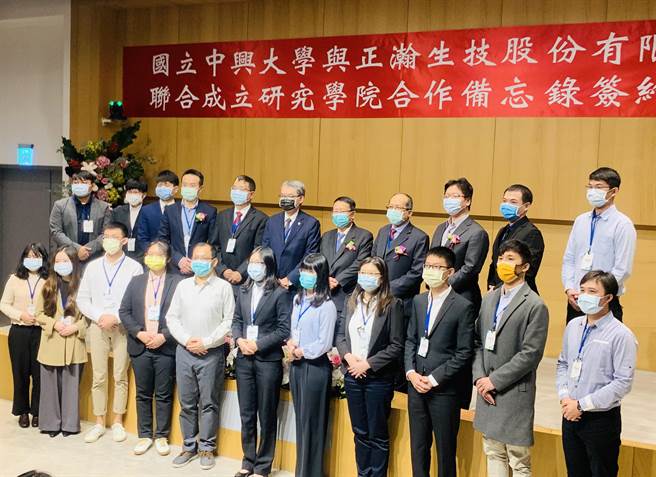 正瀚生技创新奖，农业生技领域获奖学生。（廖志晃摄）